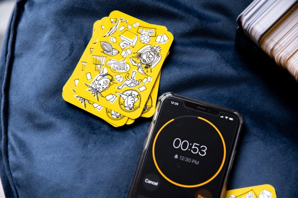 Cartas del juego junto a un cronómetro