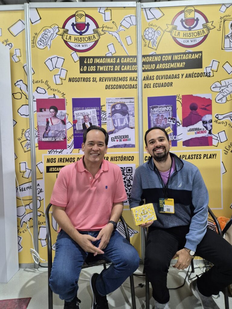 Equipo de La Historia con Wifi en su stand de feria