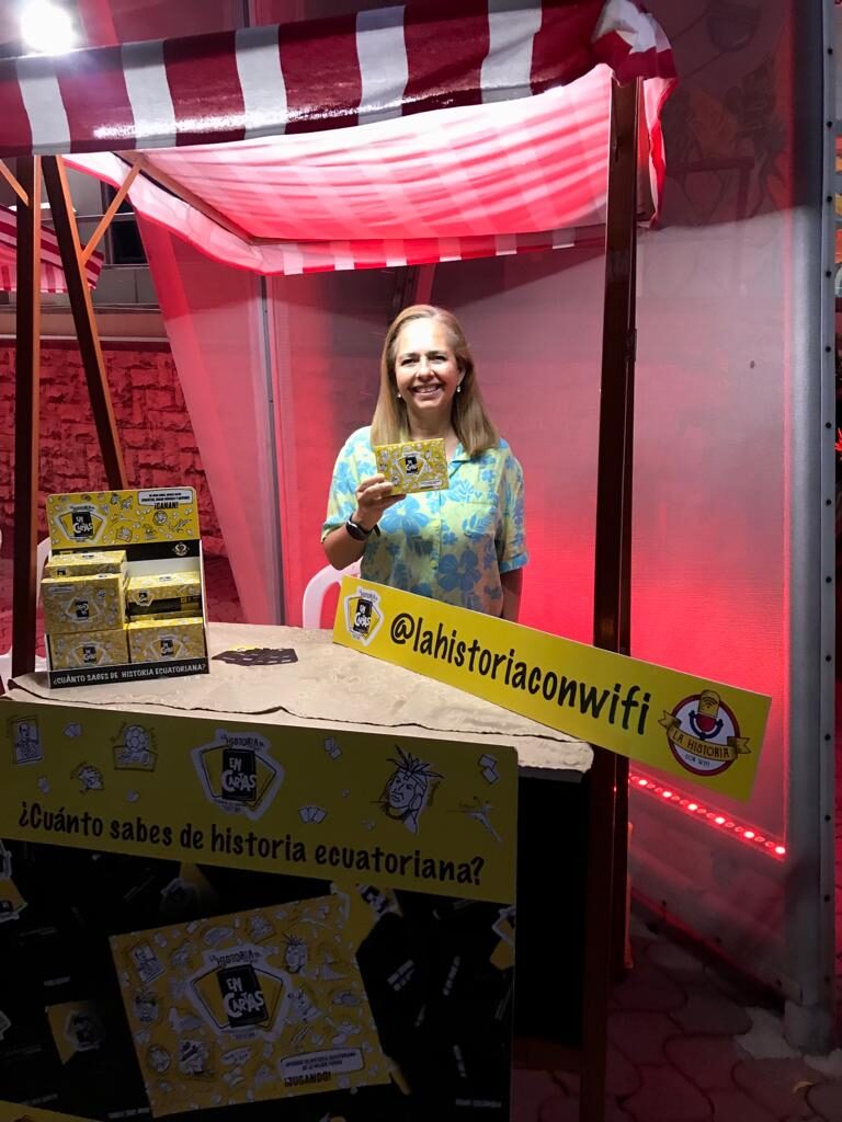 La mamá de Johnny en un stand de La Historia con Wifi